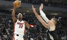 开云平台-疆神暴怒！狂砍43+12+6，雄鹿主场击败灰熊的简单介绍