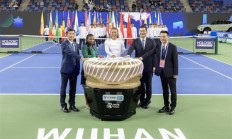 开云体育登录-观众热情高涨，球场气氛喜人动人