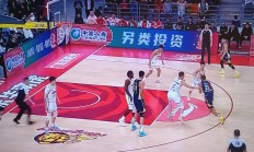 开云平台-篮球巨星跳槽消息传出，球队补强迈入正轨