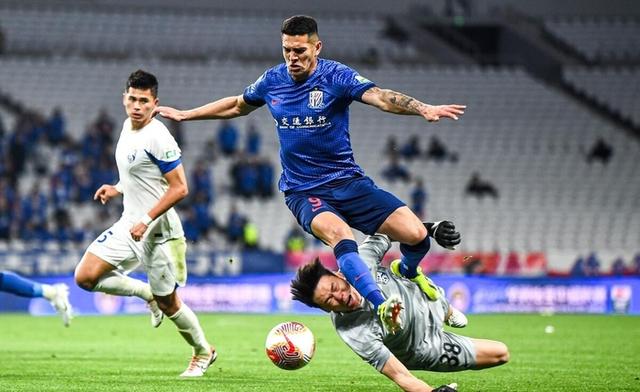 亚冠战场上火花四溅，球员拼搏斗志昂扬