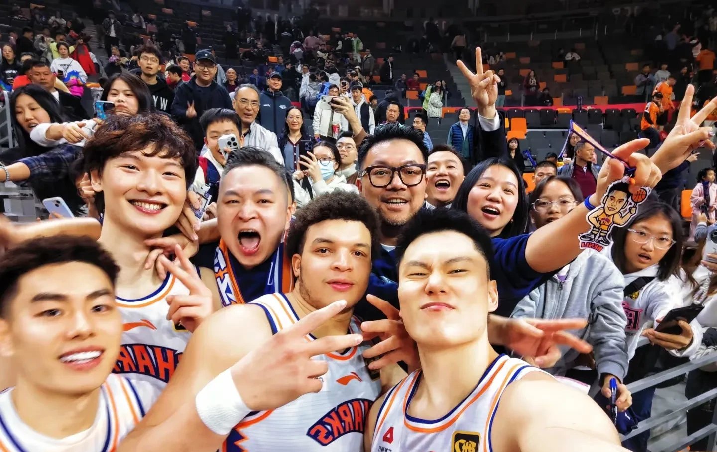 激烈对抗赛场上演，球员们团结协作斗志昂扬的简单介绍