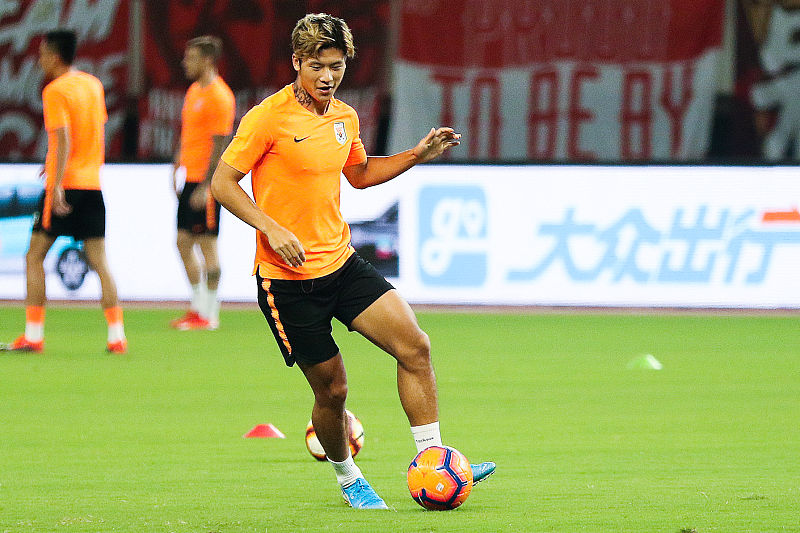 鲁能前锋出奇制胜,帮助球队赢得关键胜利迎来佳绩 鲁能前锋出奇制胜,帮助球队赢得关键胜利迎来佳绩