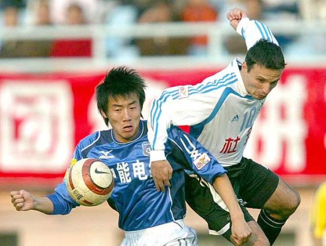 包含青岛中能客场逆转大连实德，豪取三分的词条