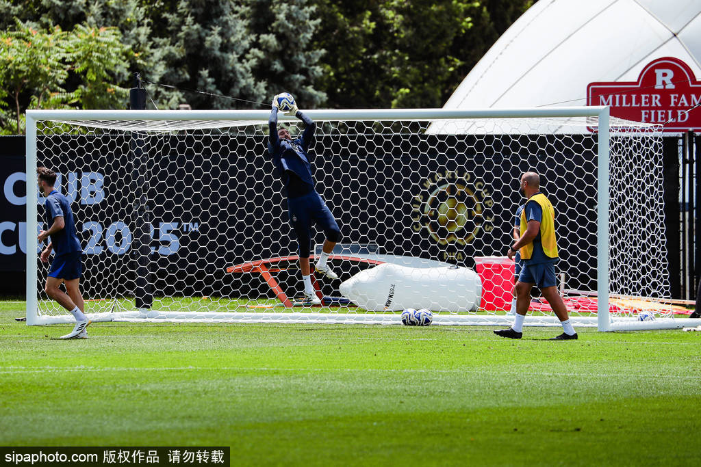 切尔西门将发挥神勇，多次关键扑救帮助球队守住胜果