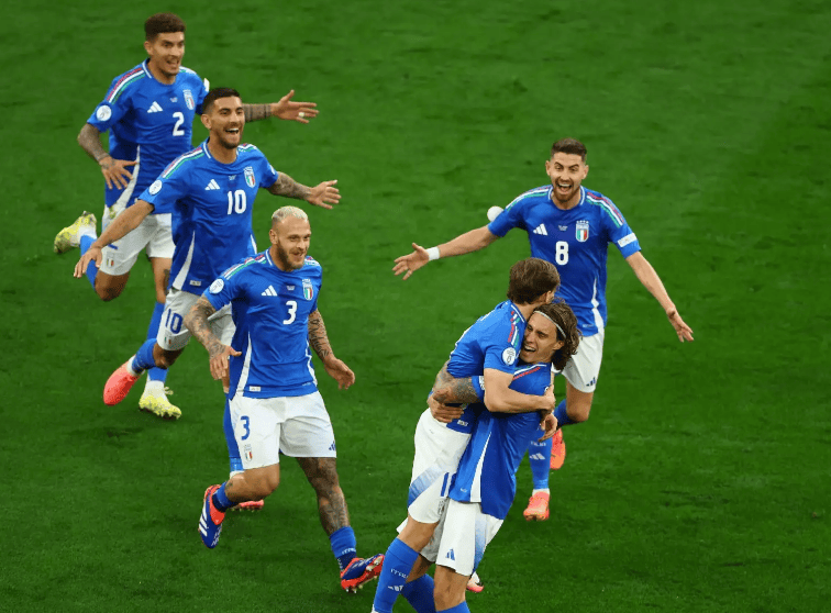 包含罗马尼亚主场战胜北马其顿，小组晋级希望存疑的词条