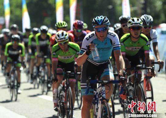 瑞典跳水选手冲刺终点，夺得金牌