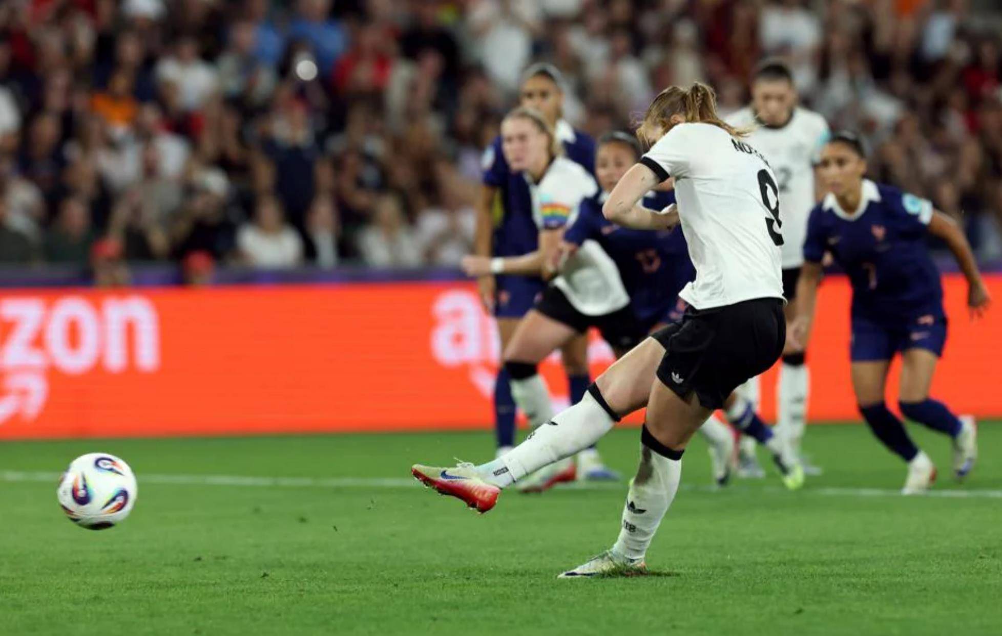 法国女足轻松晋级，连胜三场比赛