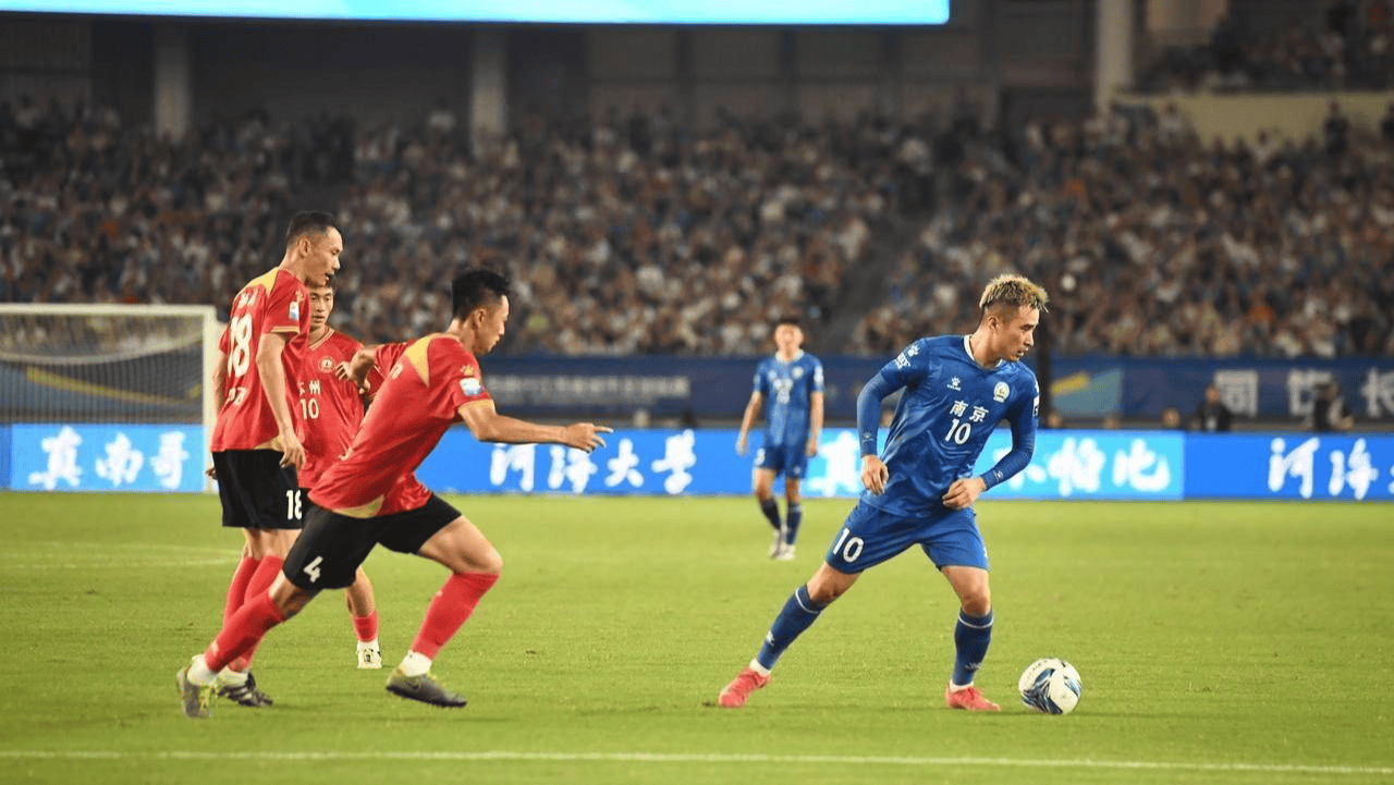央视独家报道国内足球盛况，球迷热情高涨的简单介绍