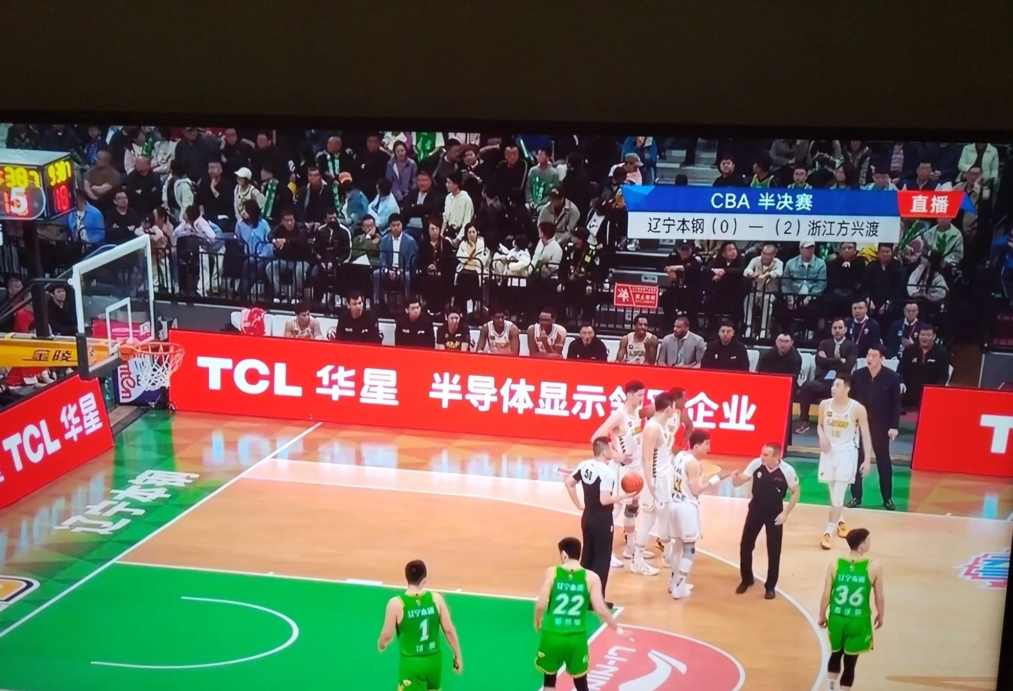 红蓝大战再次上演,球迷热血沸腾 红蓝大战再次上演,球迷热血沸腾