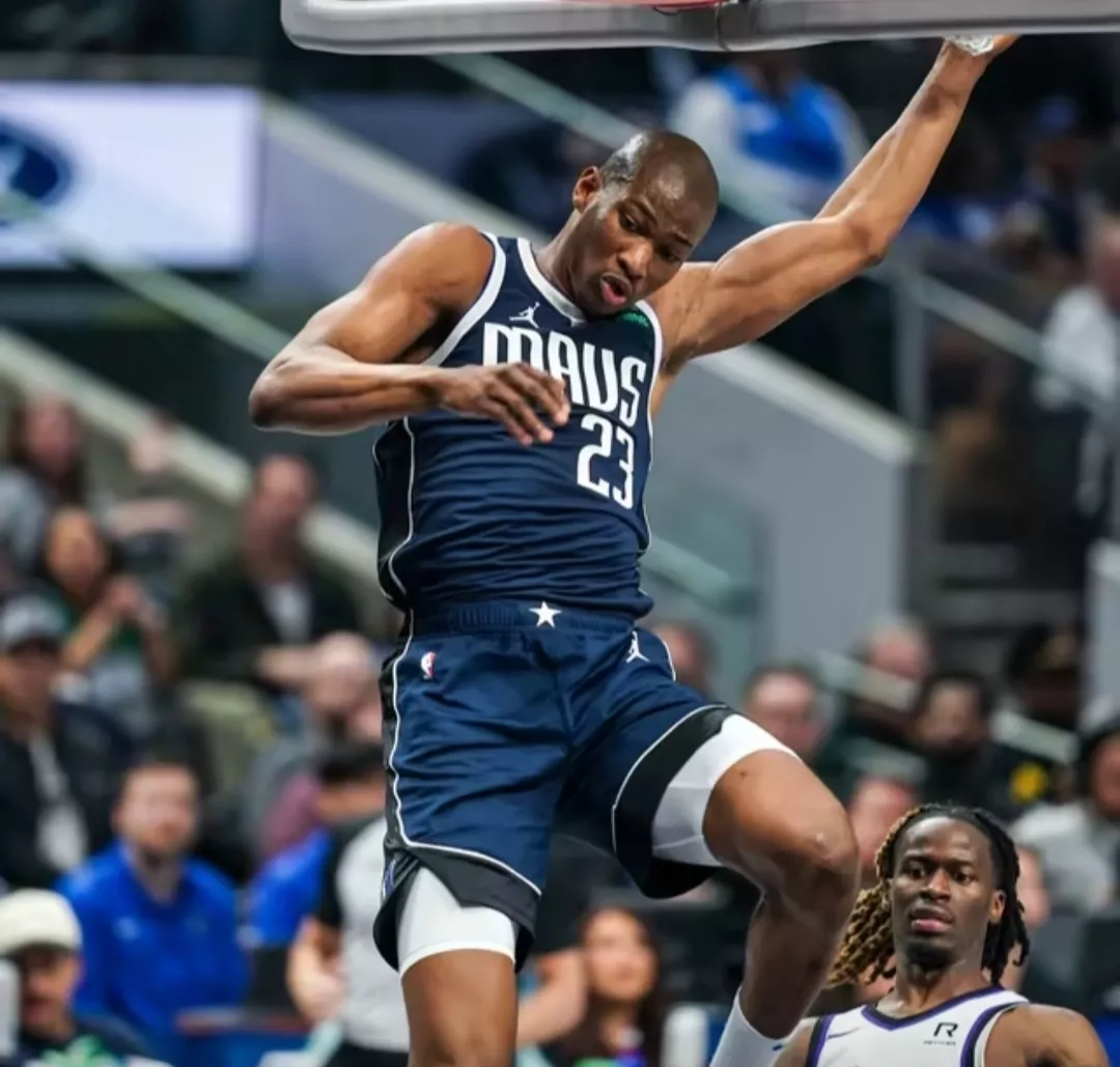 篮球比赛场面激烈，球员身体素质发挥巅峰