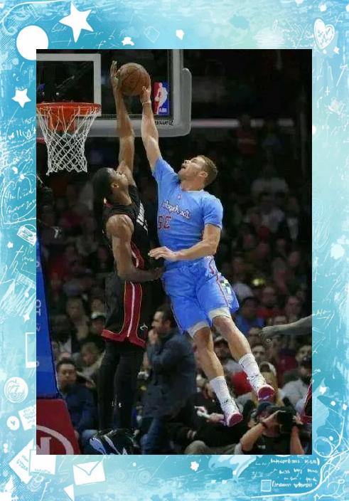 篮球比赛场面激烈，球员身体素质发挥巅峰