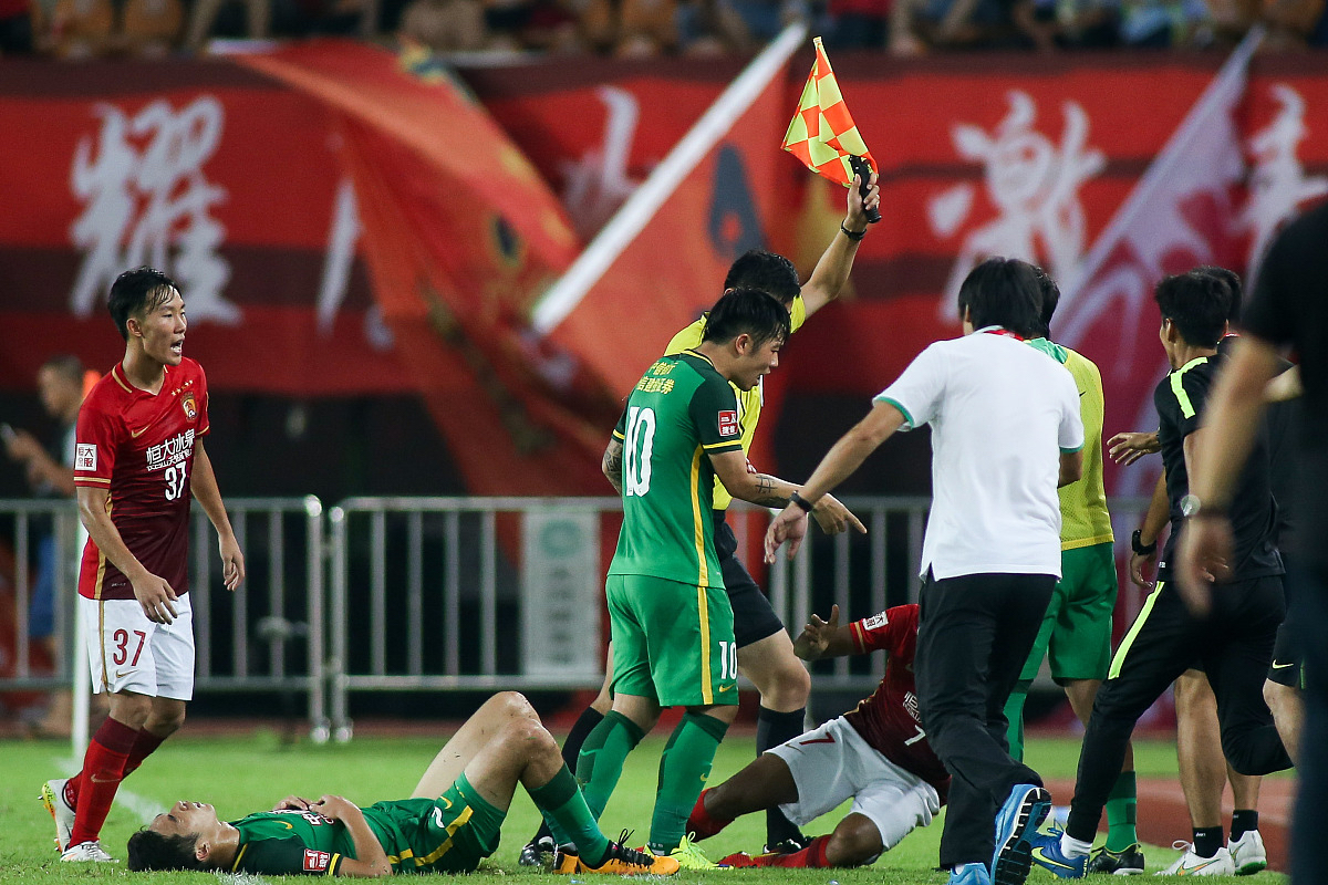 一场激烈的足球比赛将展开较量 一场激烈的足球比赛将展开较量