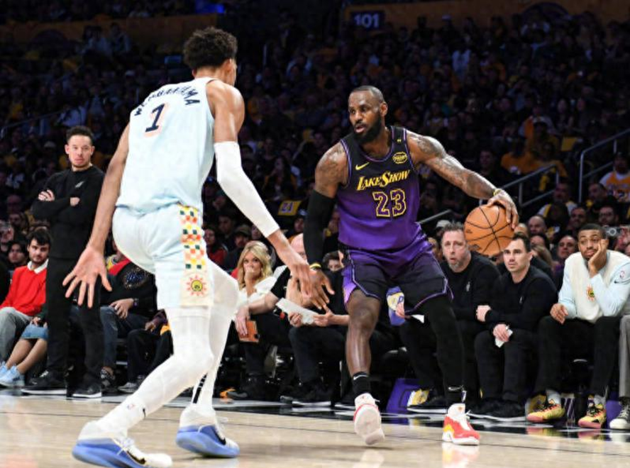 赛场上的焦点对决,球员们挑战强劲对手 赛场上的焦点对决,球员们挑战强劲对手