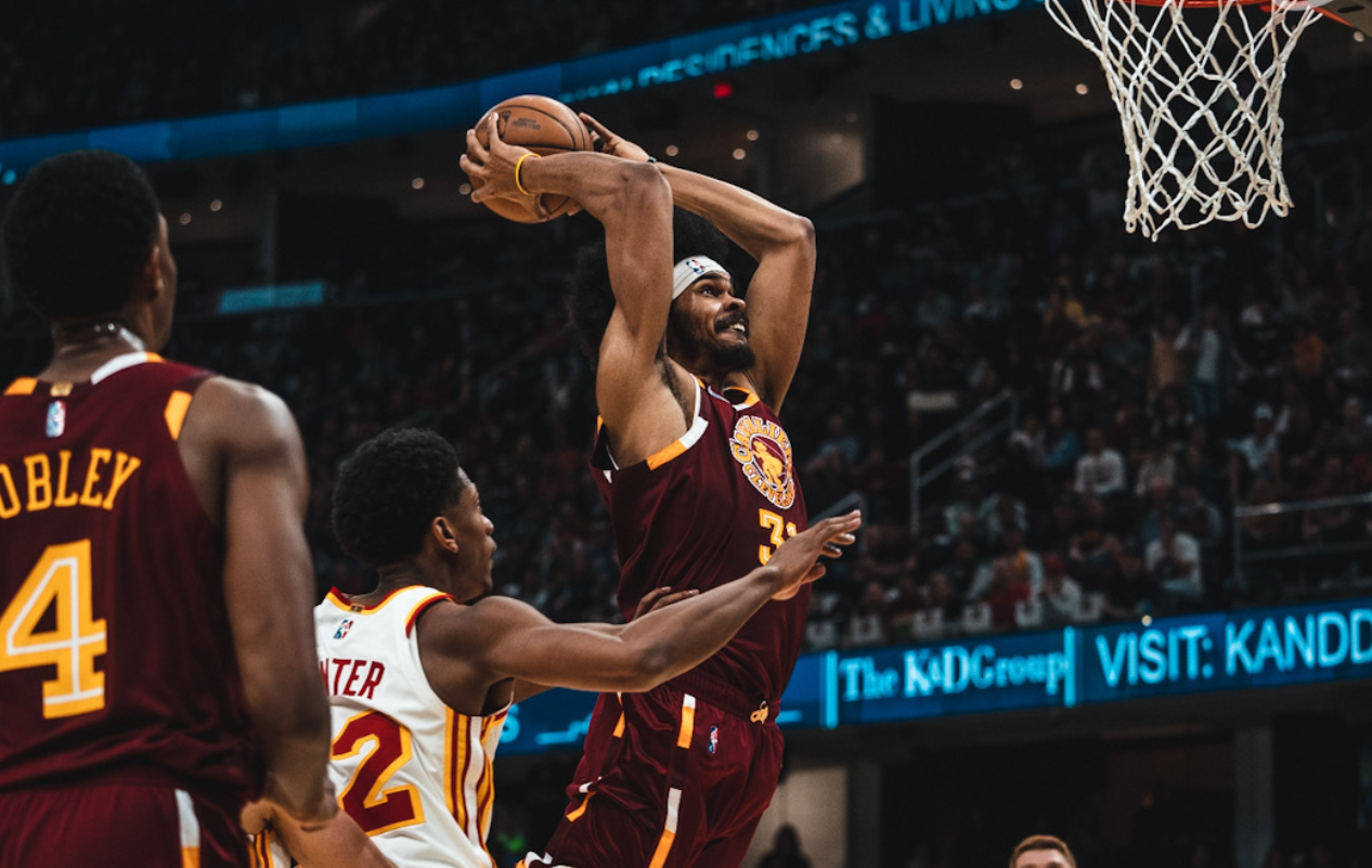 老鹰主场战胜骑士,特雷扬盖帽破围 老鹰主场战胜骑士,特雷扬盖帽破围