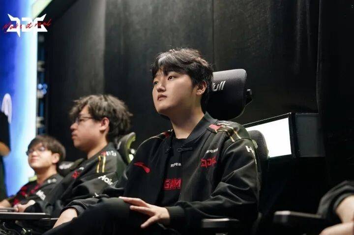 FLY血洗100T,Scout完成史诗逆转鏖战多局2025世界赛,引爆全场热议 FLY血洗100T,Scout完成史诗逆转鏖战多局2025世界赛,引爆全场热议