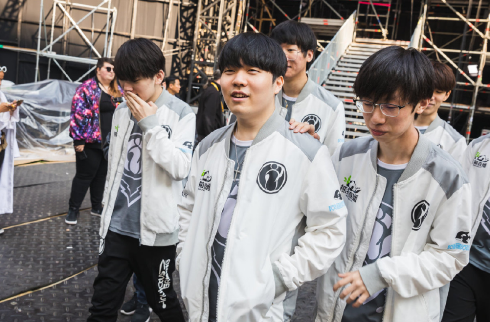 RNG翻盘FPX,Deft极限生还后反打鏖战多局半决赛,引爆全场热议 RNG翻盘FPX,Deft极限生还后反打鏖战多局半决赛,引爆全场热议