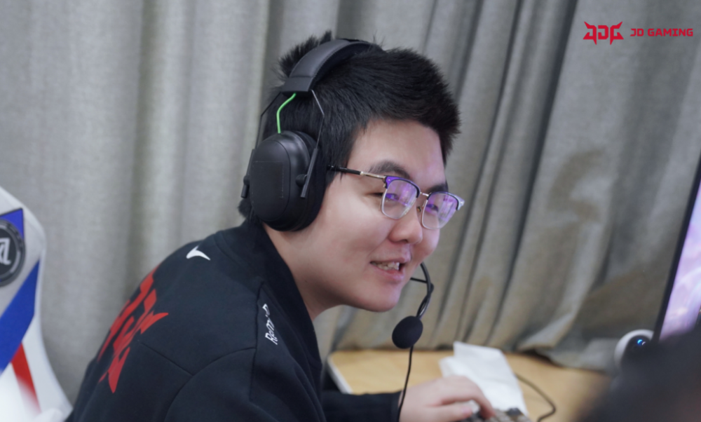 JDG绝杀DFM，BDD极限生还后反打强强对话淘汰赛，让粉丝疯狂欢呼的简单介绍