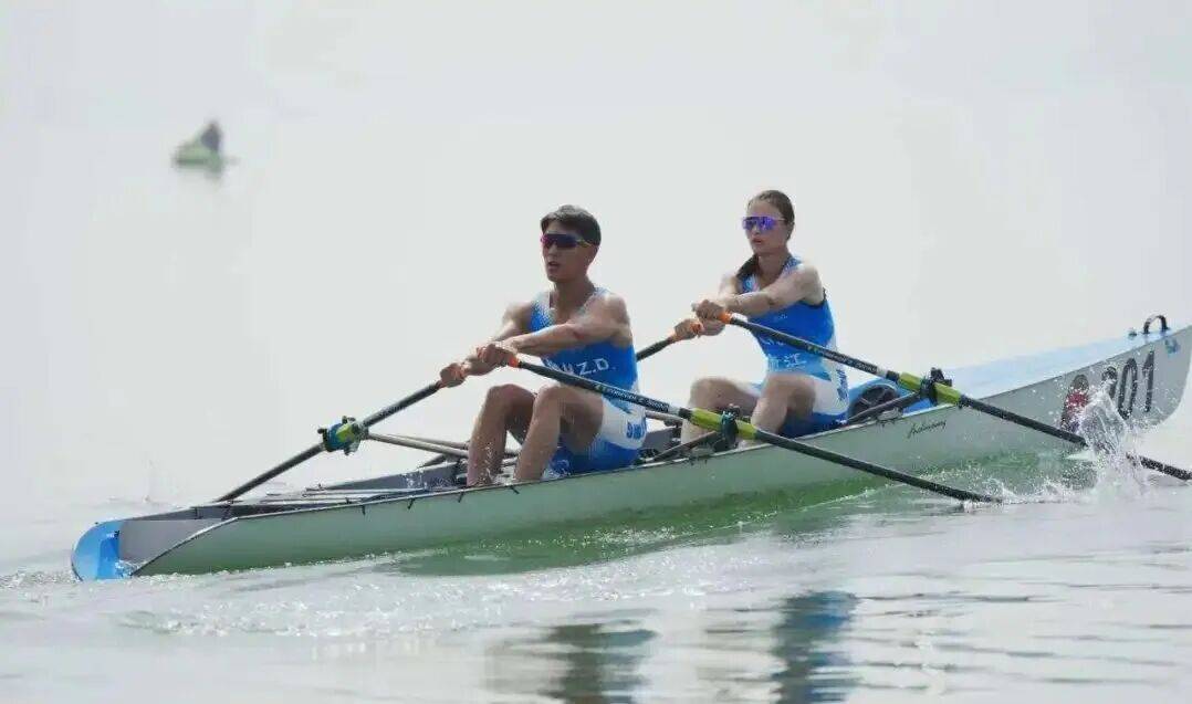 新西兰赛艇运动员领先赢得金牌