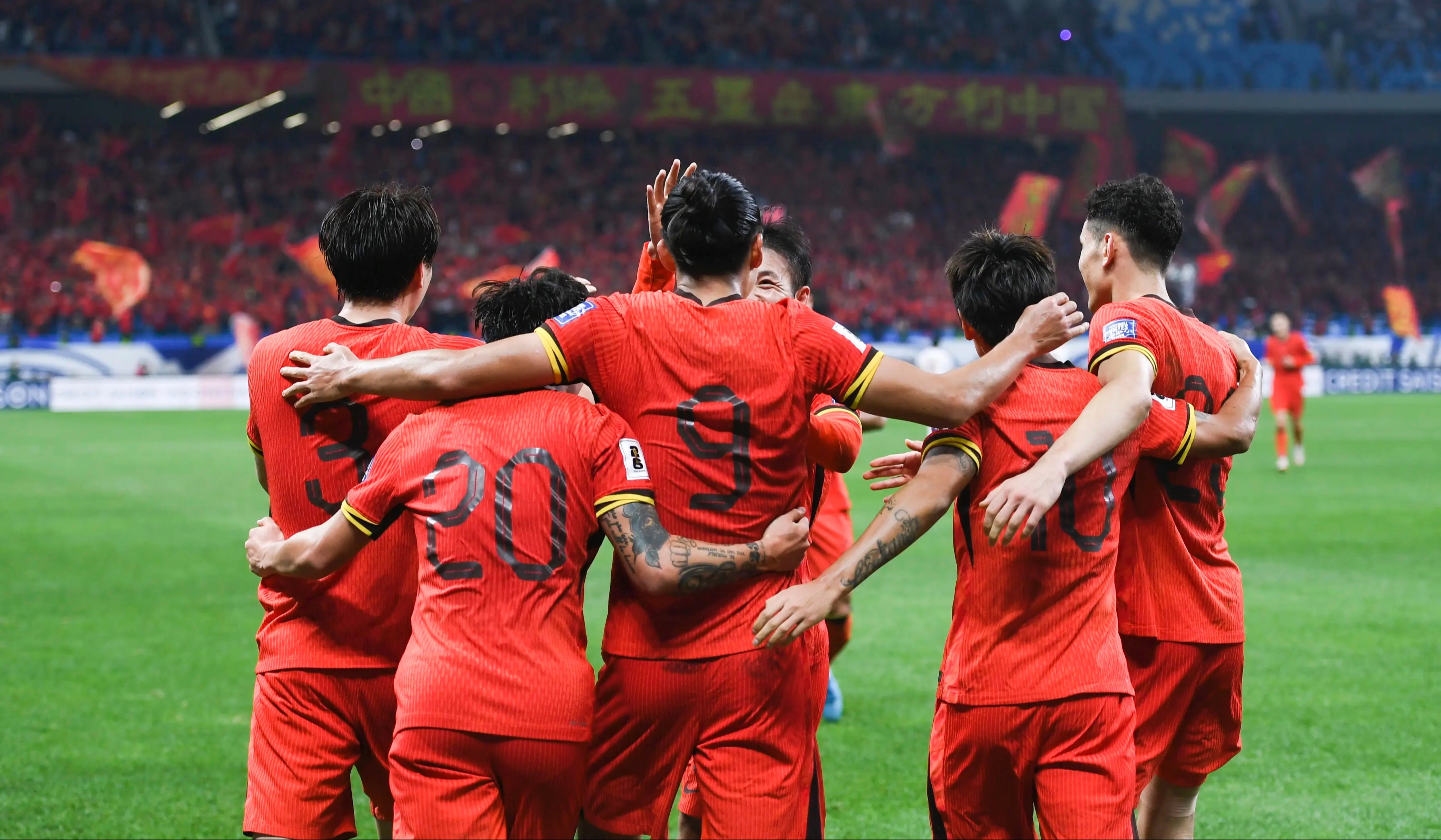 比赛激烈!国家队与对手争夺胜利 比赛激烈!国家队与对手争夺胜利