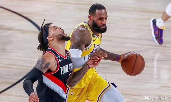 湖人队在季后赛中遭遇挑战，詹姆斯频频发威的简单介绍