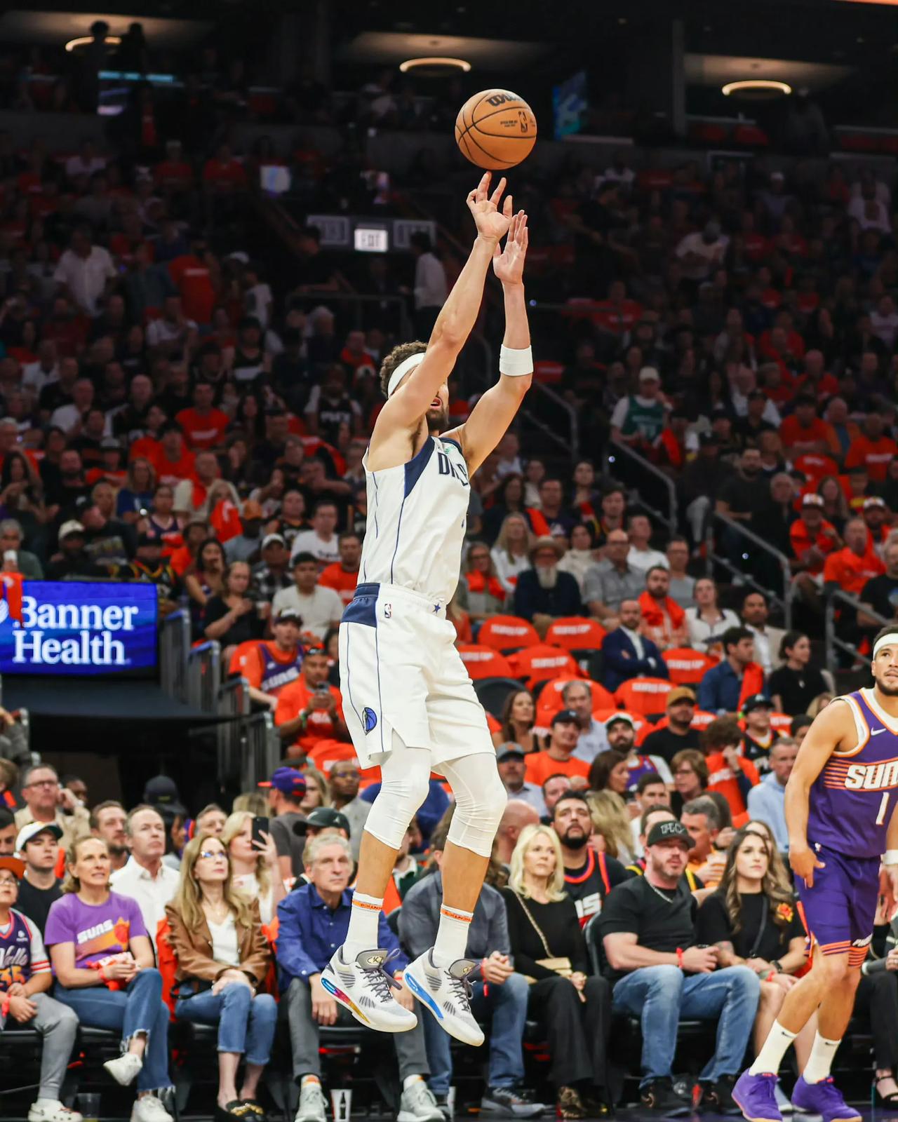 篮网客场赢下独行侠,稳住东部第七 篮网客场赢下独行侠,稳住东部第七