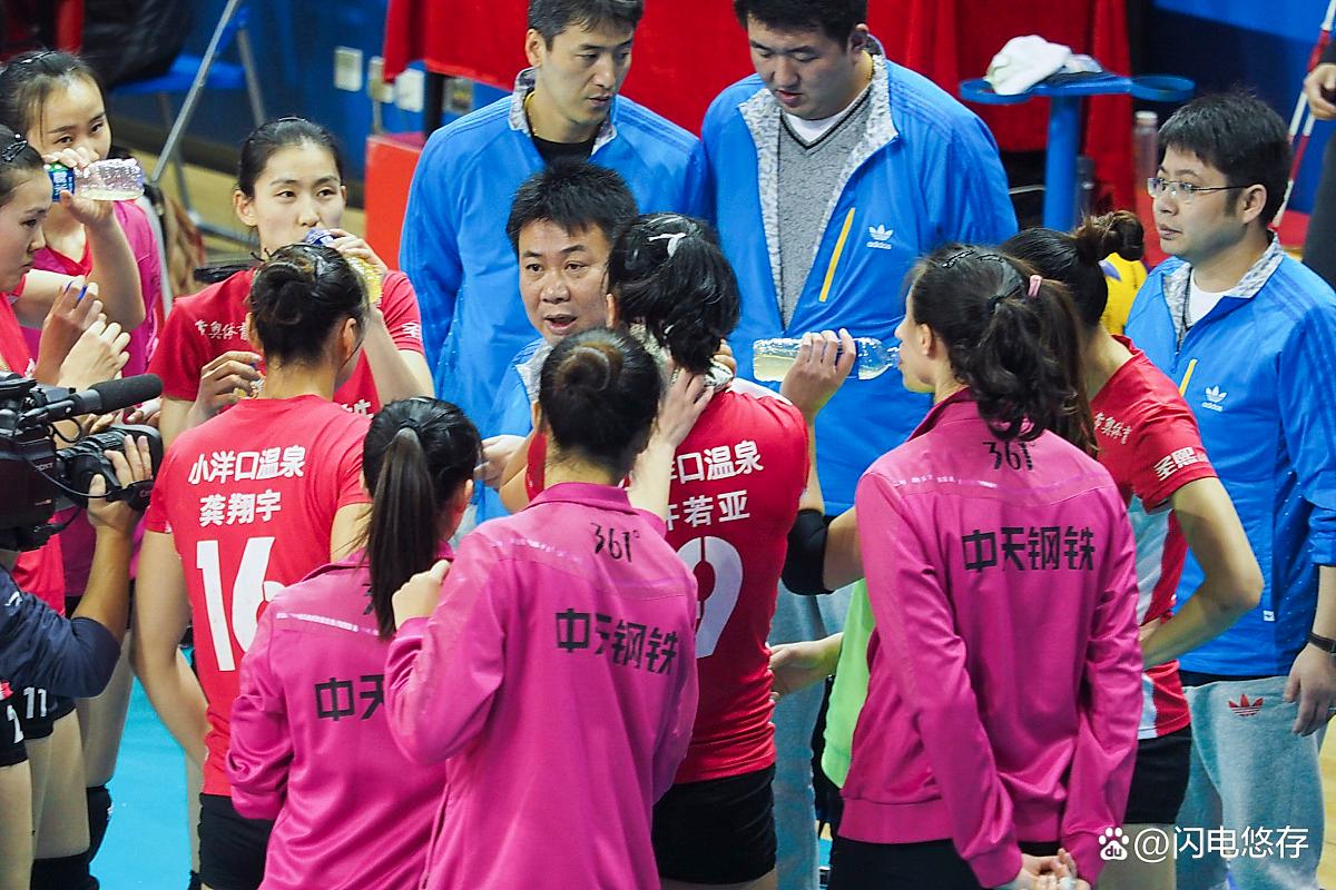 新晋球星崭露头角，助力球队登上领奖台