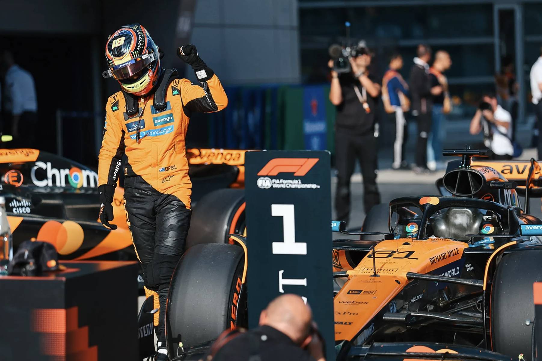 梅赛德斯碾压迈凯伦,塞恩斯点燃赛场的简单介绍 梅赛德斯碾压迈凯伦,塞恩斯点燃赛场的简单介绍