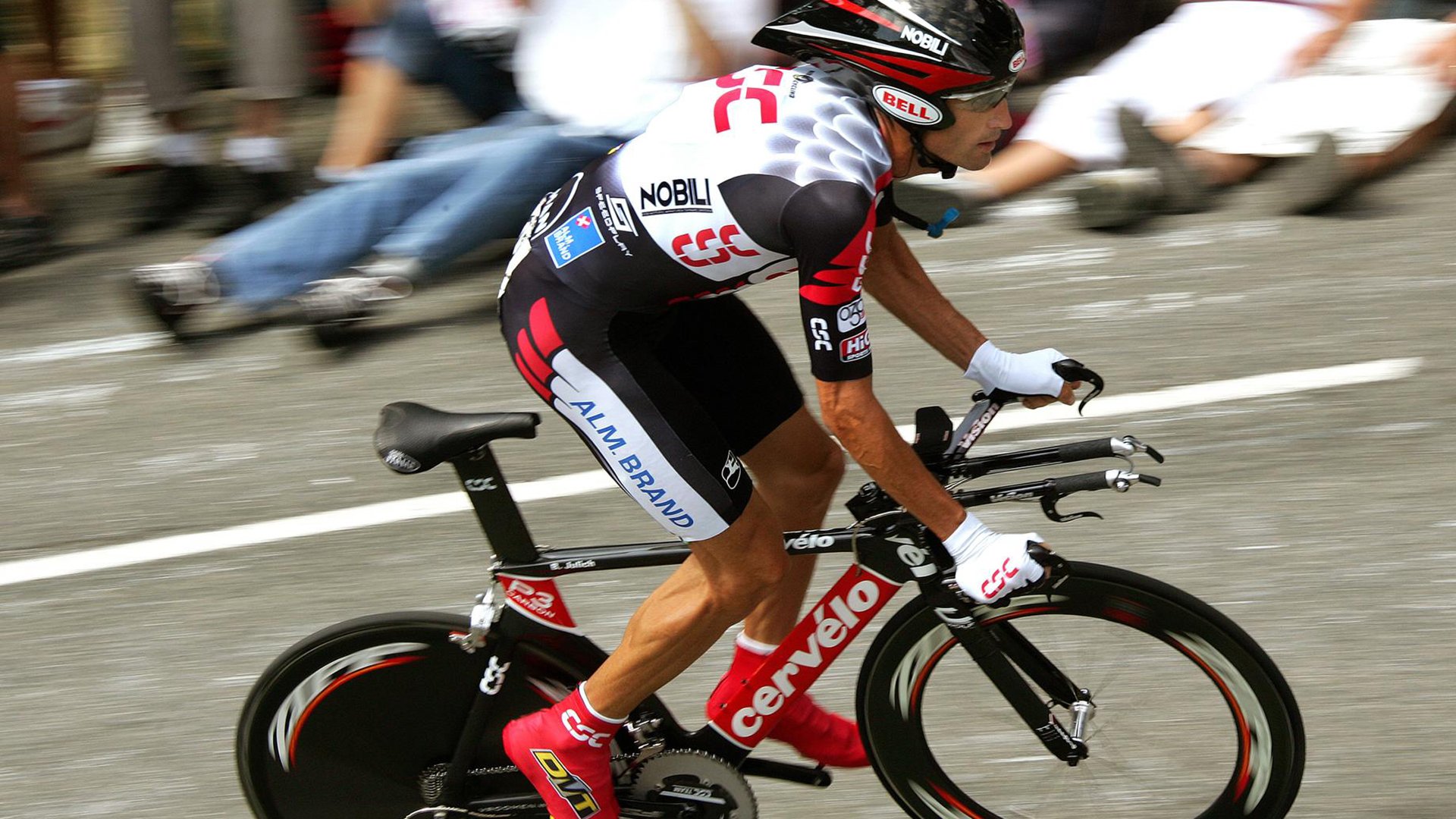 赛道上的对决与蜕变，阿斯顿马丁全面超越，佩雷兹以火热状态书写新章